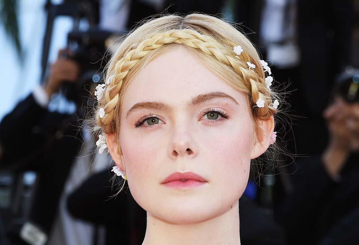 Si vas a hacer tu peinado con diadema usando tu propio pelo, no olvides fijar el resultado con la Laca Elnett de L’Oréal Paris para que resista durante horas.